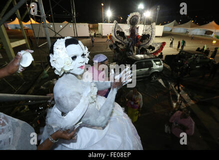 Porto di Spagna, Trinidad. 2 febbraio 2016. Jha-Whan Thomas prepara per eseguire in un costume da Pietro di Minshall intitolato " La morte del cigno - Ras Nijinsky nel trascinare come Pavlova' durante la regina e il re del Carnevale Grand Finals presso la Queen's Park Savannah come parte di Trinidad e Tobago Carnevale a Febbraio 2, 2016 a Porto Spagna, Trinidad. Credito: SEAN I draghetti/Alamy Live News Foto Stock