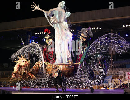 Porto di Spagna, Trinidad. 2 febbraio 2016. Roland St George raffigura "Hocus Pocus' durante la regina e il re del Carnevale Grand Finals presso la Queen's Park Savannah come parte di Trinidad e Tobago Carnevale a Febbraio 2, 2016 a Porto Spagna, Trinidad. Credito: SEAN I draghetti/Alamy Live News Foto Stock