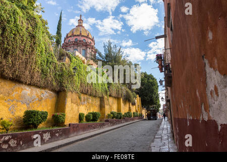 La cupola del Convento dell'Immacolata Concezione conosciuta come le monache lungo Canal Street nel centro storico di San Miguel De Allende, Messico. Foto Stock