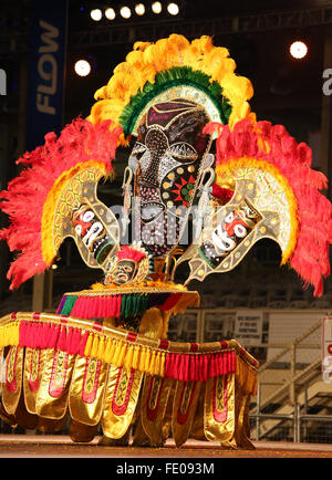 Porto di Spagna, Trinidad. 2 febbraio 2016. Keron Fang raffigura "Congo Man' durante la regina e il re del Carnevale Grand Finals presso la Queen's Park Savannah come parte di Trinidad e Tobago Carnevale a Febbraio 2, 2016 a Porto Spagna, Trinidad. Credito: SEAN I draghetti/Alamy Live News Foto Stock