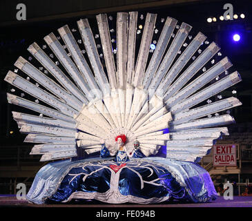 Porto di Spagna, Trinidad. 2 febbraio 2016. Donna Phillip-Forde raffigura "Vincenzo la Vergine O regina' durante la regina e il re del Carnevale Grand Finals presso la Queen's Park Savannah come parte di Trinidad e Tobago Carnevale a Febbraio 2, 2016 a Porto Spagna, Trinidad. Credito: SEAN I draghetti/Alamy Live News Foto Stock