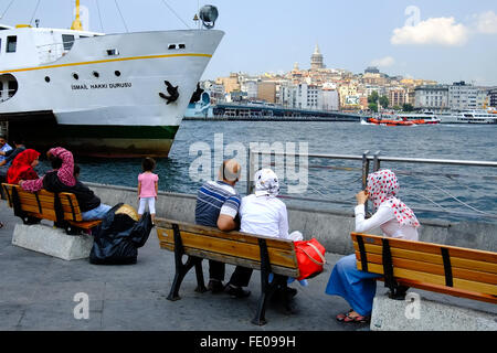 'Istanbul Turchia - Luglio 18,2014: giorno nuvoloso vista di alcuni mussola di persone che guardano una barca e a parlare in loro stessi" Foto Stock