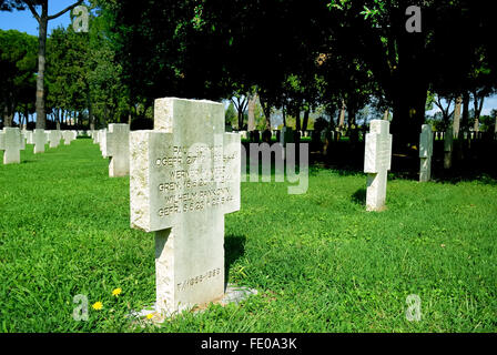 Pomezia Cimitero di Guerra Tedesco. Il 27420 soldati della Wehrmacht caduti nella battaglia intorno a Anzio e Nettuno e a Roma durante la II guerra mondiale vi sono sepolti. Foto Stock