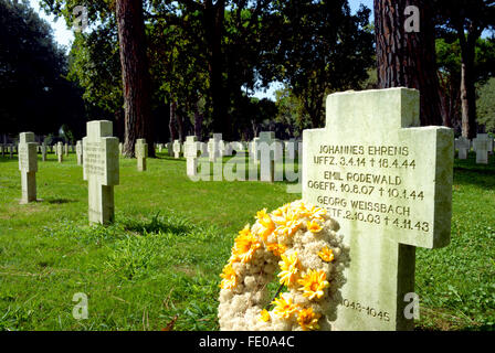 Pomezia Cimitero di Guerra Tedesco. Il 27420 soldati della Wehrmacht caduti nella battaglia intorno a Anzio e Nettuno e a Roma durante la II guerra mondiale vi sono sepolti. Foto Stock