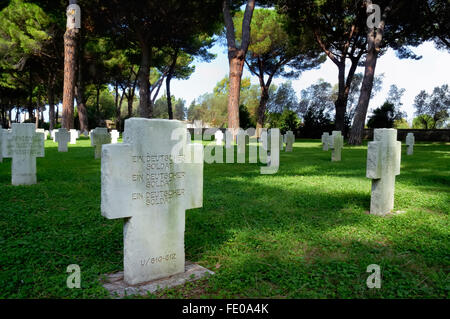 Pomezia Cimitero di Guerra Tedesco. Il 27420 soldati della Wehrmacht caduti nella battaglia intorno a Anzio e Nettuno e a Roma durante la II guerra mondiale vi sono sepolti. Foto Stock