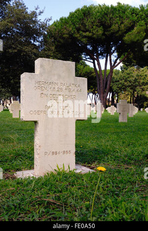 Pomezia Cimitero di Guerra Tedesco. Il 27420 soldati della Wehrmacht caduti nella battaglia intorno a Anzio e Nettuno e a Roma durante la II guerra mondiale vi sono sepolti. Foto Stock