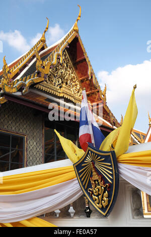 Thai Royal stemma, royal flags (giallo) e il flag di stato (rosso, bianco e blu), il Grand Palace, bangkok, Thailandia, in Asia. Foto Stock