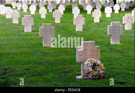 Pomezia Cimitero di Guerra Tedesco. Il 27420 soldati della Wehrmacht caduti nella battaglia intorno a Anzio e Nettuno e a Roma durante la II guerra mondiale vi sono sepolti. Foto Stock