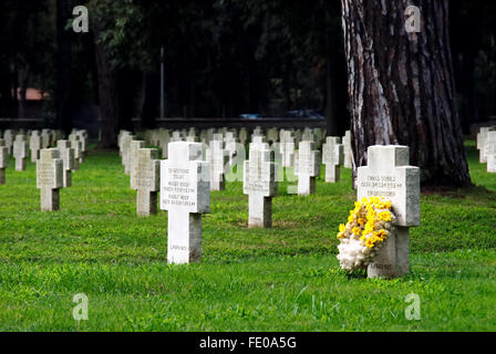 Pomezia Cimitero di Guerra Tedesco. Il 27420 soldati della Wehrmacht caduti nella battaglia intorno a Anzio e Nettuno e a Roma durante la II guerra mondiale vi sono sepolti. Foto Stock