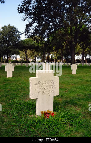 Pomezia Cimitero di Guerra Tedesco. Il 27420 soldati della Wehrmacht caduti nella battaglia intorno a Anzio e Nettuno e a Roma durante la II guerra mondiale vi sono sepolti. Foto Stock