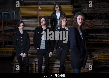 Banda di Stockport Blossoms, raffigurato in un scaffolders' cantiere in città. La chitarra pop band venuti quarto sulla BBC suono di 2016 elenco, che mette in evidenza i più caldi nuovi atti per il nuovo anno. I cinque membri, che erano tutti nati nello stesso ospedale di Stockport, formata nel 2013 e hanno affinato il loro suono da esercitarsi nel loro bassista il nonno di cantiere Ponteggi prendono il loro nome da un pub locale. Foto Stock