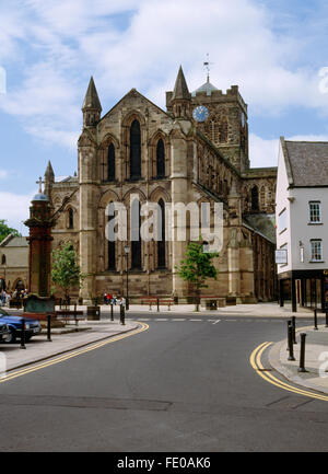 Cercando W attraverso Hexham town square al convento agostiniano chiesa di St Andrew, Northumberland; ri-fondazione 1113, W fine & navata ricostruita 1905-08. Foto Stock