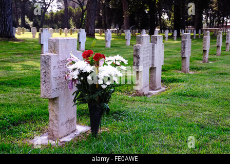 Pomezia Cimitero di Guerra Tedesco. Il 27420 soldati della Wehrmacht caduti nella battaglia intorno a Anzio e Nettuno e a Roma durante la II guerra mondiale vi sono sepolti. Foto Stock