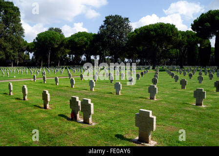 Pomezia Cimitero di Guerra Tedesco. Il 27420 soldati della Wehrmacht caduti nella battaglia intorno a Anzio e Nettuno e a Roma durante la II guerra mondiale vi sono sepolti. Foto Stock