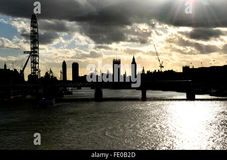 Londra, Inghilterra, Regno Unito. Il fiume Tamigi e le case del Parlamento in silhouette visto da Waterloo Bridge Foto Stock