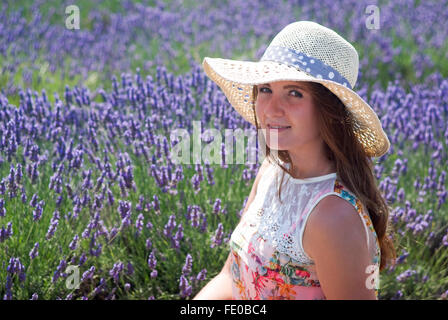 Giovane donna in posa di campo di lavanda Foto Stock