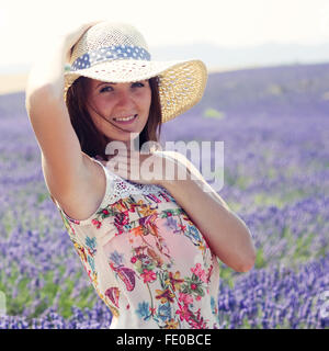Giovane donna nel campo di lavanda con hat Foto Stock
