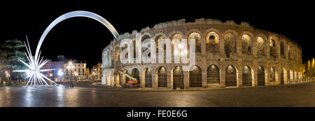 L' Anfiteatro romano di Verona, chiamato anche arena. Famoso per la sua opera festival Foto Stock