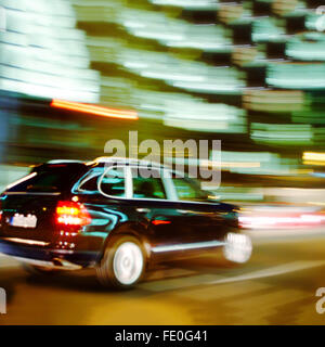 Veloce auto nel centro cittadino Foto Stock