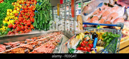 Selezione di verdure, carne, pesce e prodotti caseari nel supermercato Foto Stock