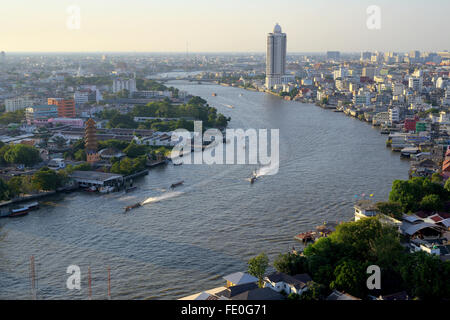 Il fiume Chao Phraya punto di vista dalla cima di Bangkok Foto Stock
