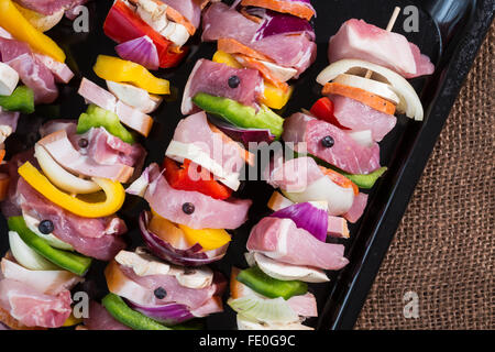 Carne di maiale cruda spiedini pronti per la cottura alla griglia Foto Stock