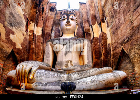 Grande Buddha seduto in Wat Si Chum, Sukhothai, Thailandia