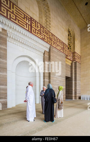 Courtyard mihrab e turisti con guida in Al Fateh Grande Moschea, Manama, Bahrain Foto Stock