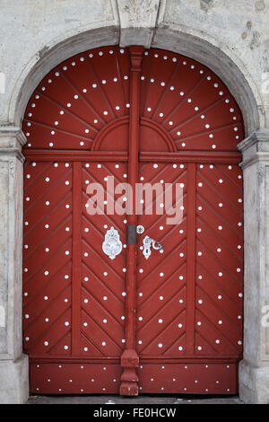 Bellissimo vecchio rosso porta di legno in castello Foto Stock