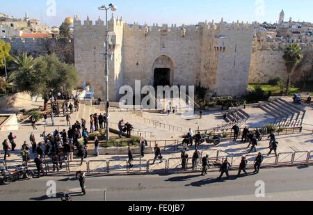 Gerusalemme, Gerusalemme, Territorio palestinese. 3 febbraio, 2016. Frontiera israeliana poliziotti di guardia a seguito di un attacco da parte di tre assalitori palestinese a Damasco Gate, un ingresso principale a Gerusalemme la città vecchia il 3 febbraio 2016. Tre palestinesi armati con una pistola, coltelli ed esplosivi hanno attaccato polizia israeliana al di fuori di Gerusalemme la città vecchia, lasciando almeno due femmina poliziotti di frontiera seriamente ferito e gli assalitori uccisi, la polizia e i medici hanno detto credito: Mahfouz Abu Turk/immagini APA/ZUMA filo/Alamy Live News Foto Stock