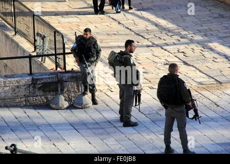 Gerusalemme, Gerusalemme, Territorio palestinese. 3 febbraio, 2016. Frontiera israeliana poliziotti di guardia a seguito di un attacco da parte di tre assalitori palestinese a Damasco Gate, un ingresso principale a Gerusalemme la città vecchia il 3 febbraio 2016. Tre palestinesi armati con una pistola, coltelli ed esplosivi hanno attaccato polizia israeliana al di fuori di Gerusalemme la città vecchia, lasciando almeno due femmina poliziotti di frontiera seriamente ferito e gli assalitori uccisi, la polizia e i medici hanno detto credito: Mahfouz Abu Turk/immagini APA/ZUMA filo/Alamy Live News Foto Stock