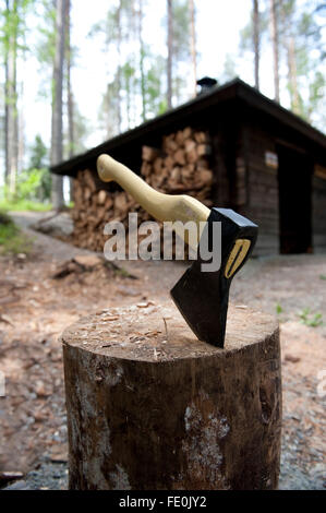 Legno Ax & Shed, Anattikoski rapids, Lentiira, Kuhmo, in Finlandia Foto Stock