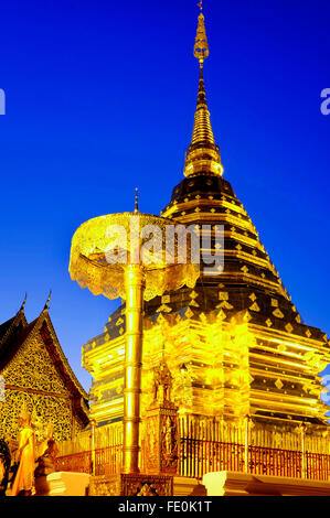Golden chedi di Wat Phra That Doi Suthep, Chiang Mai, Thailandia Foto Stock