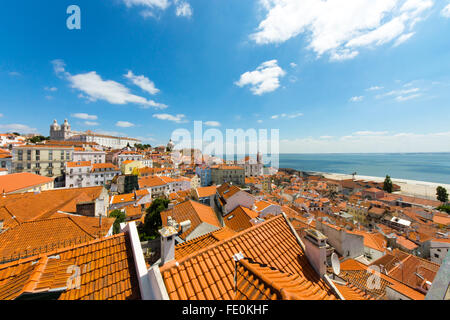 Vista sopra il vecchio quartiere di Alfama a Lisbona Foto Stock
