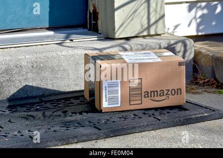 La perfezione del Amazon pacchetto consegnato a casa residenziale Foto Stock