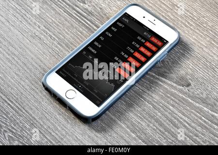 Apple iPhone visualizzando il mercato azionario in un giorno di correzione del mercato Foto Stock