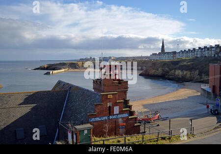 Cullercoats bay e del porto con la scialuppa di salvataggio RNLI station Foto Stock