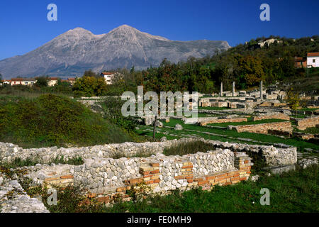 Italia, Abruzzo, rovine romane di Alba Fucens e Monte Velino Foto Stock