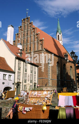 Lettonia, riga, città vecchia, Skarnu Iela, chiesa di San Giovanni e bancarelle di souvenir Foto Stock