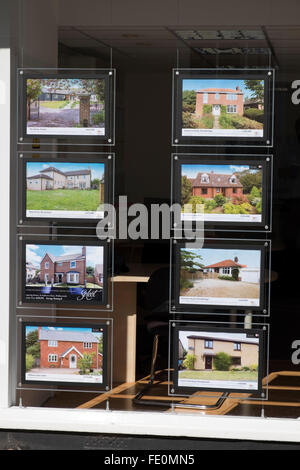 William H Brown agenti immobiliari vetrina Woodbridge, Suffolk, Regno Unito. Foto Stock