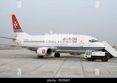 AJAXNETPHOTO - Aeroporto internazionale di Malta. - AIR MALTA BOEING - Un Boeing 737 sul piazzale di sosta . Foto:JONATHAN EASTLAND/AJAX REF:CD4009FBF 2 Foto Stock