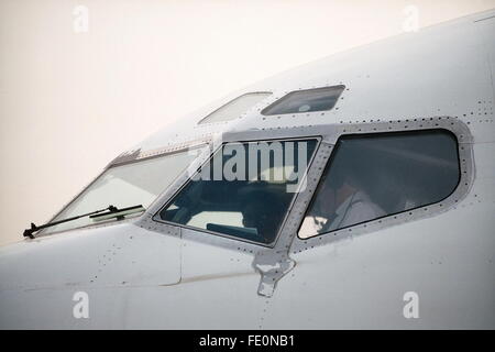 AJAXNETPHOTO - Aeroporto internazionale di Malta. - BOEING 737 - Pilota e copilota a prepararsi per il decollo. foto:JONATHAN EASTLAND/AJAX REF:CD4009 3BF 1 Foto Stock