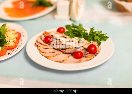 Prosciutto affumicato con pomodorini sul tavolo Foto Stock