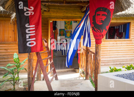 Negozio di souvenir di cuba con bandiere Foto Stock