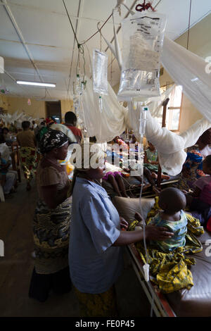 Assistenza pediatrica in ospedale di MSF ,Rutshuru,Nord Kiwu ,RDC,Repubblica Democratica del Congo.Africa Foto Stock