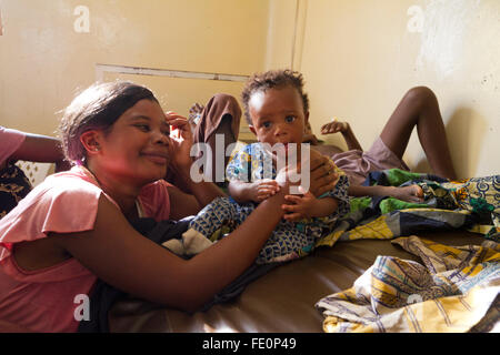 Assistenza pediatrica in ospedale di MSF ,Rutshuru,Nord Kiwu ,RDC,Repubblica Democratica del Congo.Africa Foto Stock