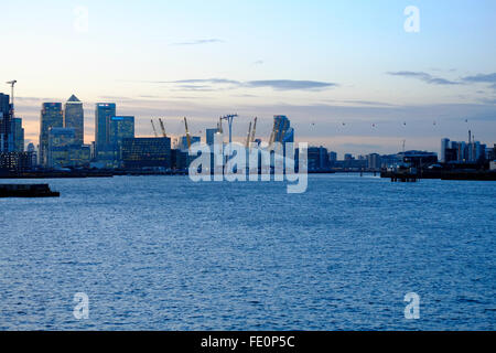 Londra, Regno Unito. 3 febbraio, 2016. Regno Unito Meteo: Tramonto sul Canary Wharf e l'O2 Arena, London il 3° gennaio 2016 Credit: claire doherty/Alamy Live News Foto Stock