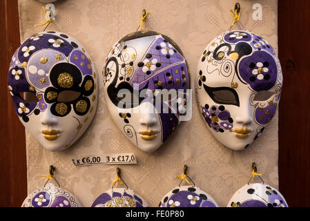 Una selezione di maschere decorative veneziane in un negozio di maschere artigianali chiamato ‘Ca’ Macana’ in una strada stretta, chiamata Dorsoduro, in Foto Stock