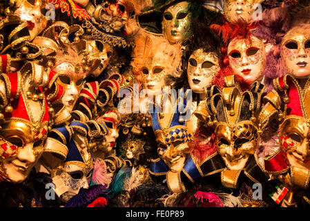 Una selezione di maschere decorative veneziane in un negozio di maschere artigianali chiamato ‘Ca’ Macana’ in una strada stretta, chiamata Dorsoduro, in Foto Stock