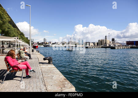 Immagine selezionata di posizione intorno a Port Vell, con Maremagnum Shopping Mall e Super Yacht ancoraggio. Foto Stock